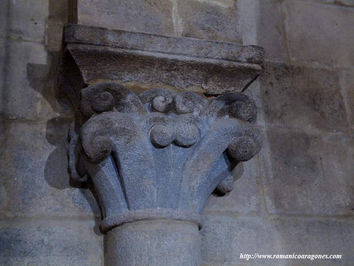 CAPITEL ADOSADO AL HASTIAL DE PONIENTE